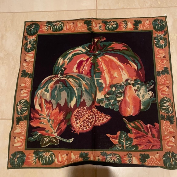 🍂🦃🍁Set of Four Plus one Harvest Theme Dinner Napkins - Picture 2 of 6